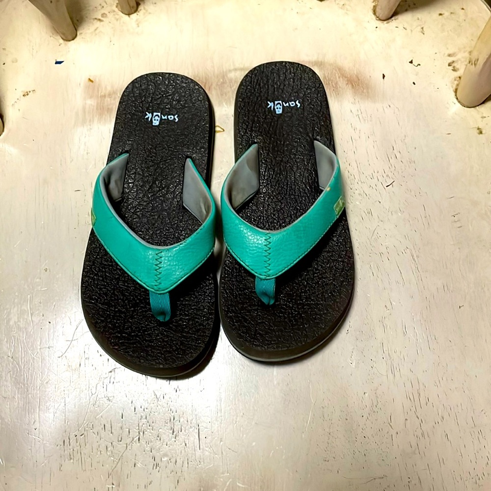 Girls Sanuk Sandles. Size 13-1. Excellent shape